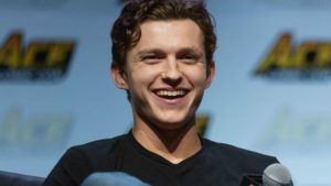 Tom Holland faz promoção para levar fãs à estreia de Homem Aranha