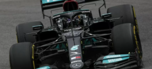 Hamilton é desclassificado e larga em último em treino; Verstappen é multado