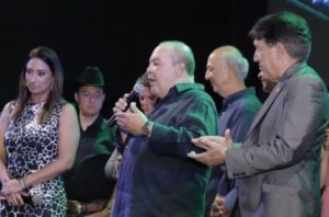 Flávia Arruda faz festa de confraternização embalada por candidatura