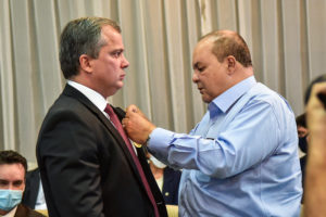 André Clemente recebe Medalha Mérito Economia pelas mãos de Ibaneis Rocha