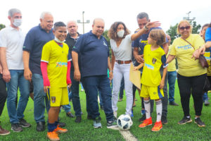 Um campo de futebol de grama sintética para a Vila Planalto