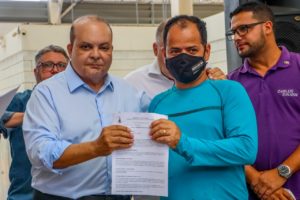 Governador entrega 67 permissões a feirantes do Riacho Fundo II