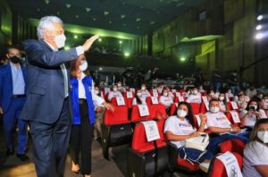 Caiado contempla estudantes universitários em situação de vulnerabilidade socioeconômica