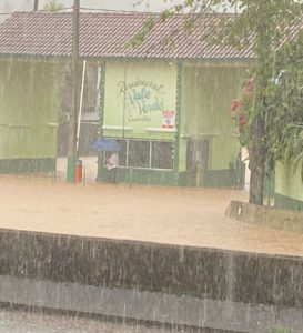 Alagamentos são provocados por mais de 100mm de chuva em cidades do litoral de SP