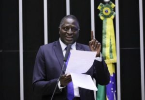 Hélio Lopes é internado com embolia pulmonar no HFA