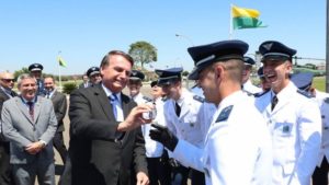 Em mais um desestímulo à vacinação, Bolsonaro fala de irmão com embolia. Vacina é culpada?