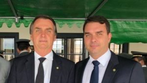 “Graças a Deus, meu pai passa bem”, diz Flávio Bolsonaro