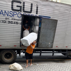 Empresas se unem e doam cobertores, itens de higiene e água para desabrigados na Bahia