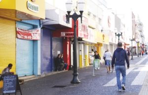 Ômicron tem causado sérias “fraturas” no setor do comércio