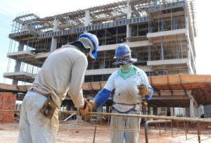 Emprego | Vagas para mecânicos e profissionais de construção civil