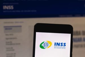 Benefícios do INSS acima do mínimo têm reajuste de 10,16%; teto sobe para R$ 7.087