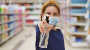 Queimaduras com álcool em gel podem causar danos na superfície ocular, diz especialista
