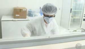 Ômicron é variante que sobrevive por mais tempo na pele e em plásticos