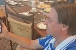 Bolsonaro consola dono de pousada em Fernando de Noronha e critica Paulo Câmara
