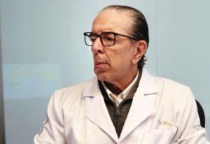 Médico de Bolsonaro chegará em avião fretado na madrugada desta terça (4)