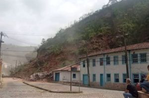 VÍDEOS: Morro da Forca desbarranca e atinge casarões em Ouro Preto-MG