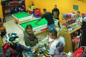 Vídeo: Homem é executado a tiros dentro de bar em Sobradinho