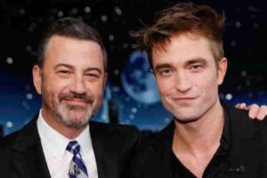 No programa de Jimmy Jimmel, Robert Pattinson exibe cena de ‘The Batman’