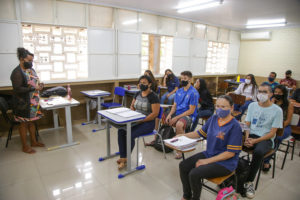 Sobram vagas na Educação de Jovens e Adultos