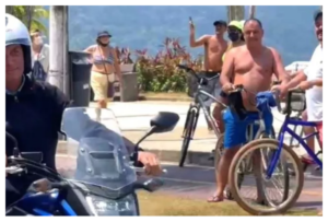 Bolsonaro é hostilizado em passeio de moto