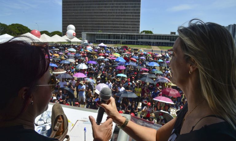 Governo do DF vai à Justiça contra greve de professores por considerar movimento abusivo