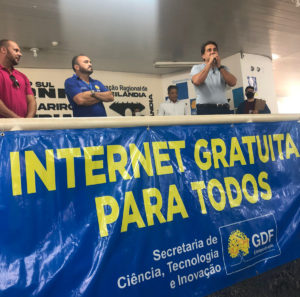 Gilvan Máximo cumpre promessa e leva Wi-Fi Social para restaurante comunitário da Ceilândia