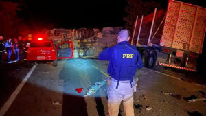 Acidente deixa seis mortos e 12 feridos na rodovia federal BR-290, em Rio Pardo (RS)