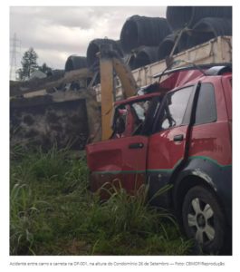 Carro bate de frente com carreta e três pessoas morrem