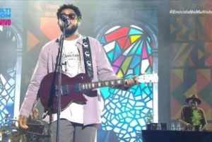 Emicida energiza Lollapalooza e fala de Bolsonaro: ‘Vai tomar no c*’