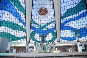 Vitrais emblemáticos e esculturas eternizam Marianne Peretti, em Brasília