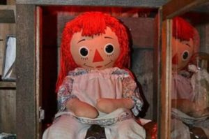 Com oração e água benta, boneca Annabelle original é trocada de caixa