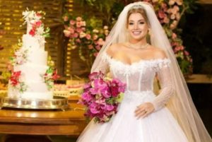 Clara Teixeira anuncia gravidez durante cerimônia de casamento