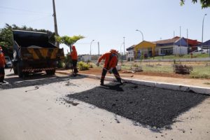 Mutirão recupera asfalto e calçadas no P Norte, em Ceilândia