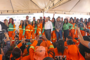 Mais de 3 mil garis do DF celebram data da profissão com festa e serviços