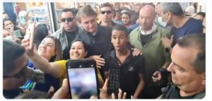 Bolsonaro visita Feira dos Importados em Brasília