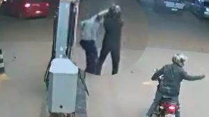 Frentista sai andando após ser baleado na cabeça em uma tentativa de assalto