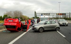 Brasil tem cerca de 72 acidentes de carro por hora; ortopedista explica como acidentes de alta energia lesionam coluna