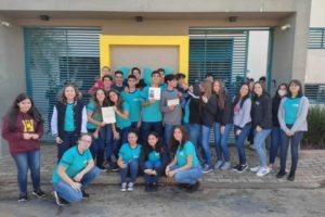 Alunos de escola de Minas Gerais recebem carta da rainha da Inglaterra