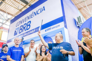 Ibaneis e Paulo Henrique inauguram agência bancária na Feira do Guará