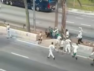 Vídeo: torcidas organizadas de Corinthians e Goiás interdita pista da Marginal Tietê