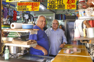 Chefe do Executivo Ibaneis visita a feira dos Goianos, em Taguatinga