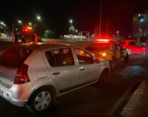 Detran-DF flagra 80 condutores estacionados no canteiro do Eixo Monumental