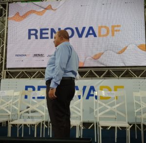 Ibaneis Rocha abraça mais 3 mil alunos do RenovaDF, em Taguatinga