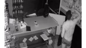 Vídeo: Ladrão é flagrado só de cueca roubando loja enquanto toma whisky