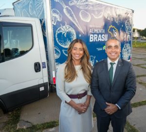 Flávia Arruda entrega caminhão para fortalecer Agricultura Familiar do DF