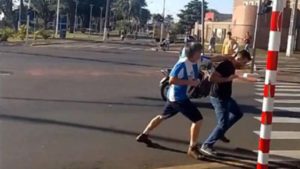 Vídeo: Ex-deputados Boca Aberta e Arthur do Val brigam no meio da rua em Londrina