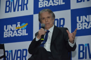 Bivar sinaliza chapa puro-sangue, defende imposto único e critica PT e Bolsonaro