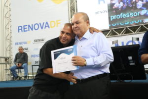 Ibaneis entrega certificado de qualificação a mais 1,2 mil alunos do RenovaDF