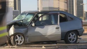 Carro bate em parada de ônibus, atinge cinco pessoas e arremessa mulher da plataforma