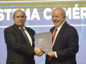 Presidente Tadros entrega proposta de liberalismo econômico ao ex-presidente Lula